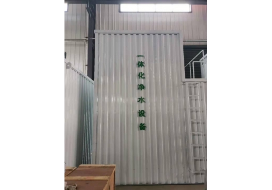 生活廢水處理設(shè)備系統(tǒng)軟硬件：由混凝土池、沉砂池、過濾池、水體平穩(wěn)加藥設(shè)備、反清洗設(shè)備、離心水泵及電控柜構(gòu)成
